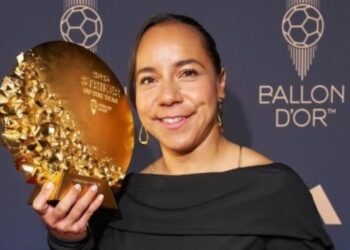 Charlyn Corral consolida su legado al recibir el galardón de delantera del año en Londres