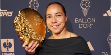 Charlyn Corral consolida su legado al recibir el galardón de delantera del año en Londres