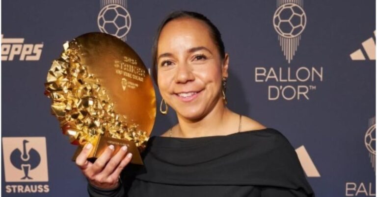 Charlyn Corral consolida su legado al recibir el galardón de delantera del año en Londres