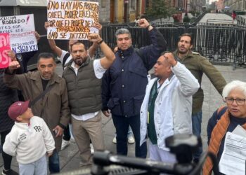 Trabajadores del IMSS escalan presión y exigen renuncia de lider sindical