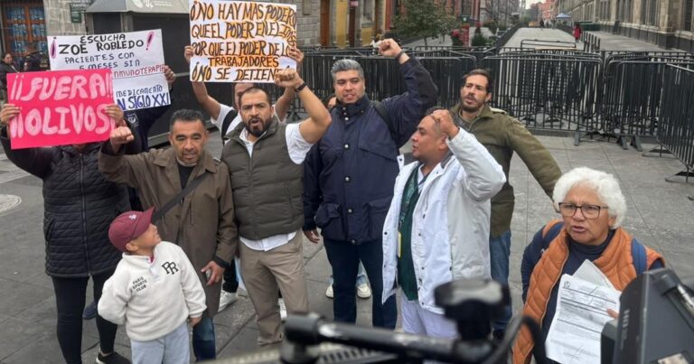 Trabajadores del IMSS escalan presión y exigen renuncia de lider sindical