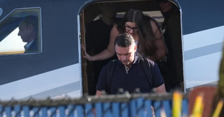 Flávio Bolsonaro aterriza en Miami tras evadir la justicia brasileña