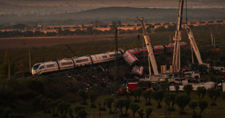 Claudia Sheinbaum confirma connacional desaparecido tras choque ferroviario