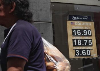Peso mexicano retrocede tras desaceleración del PIB trimestral