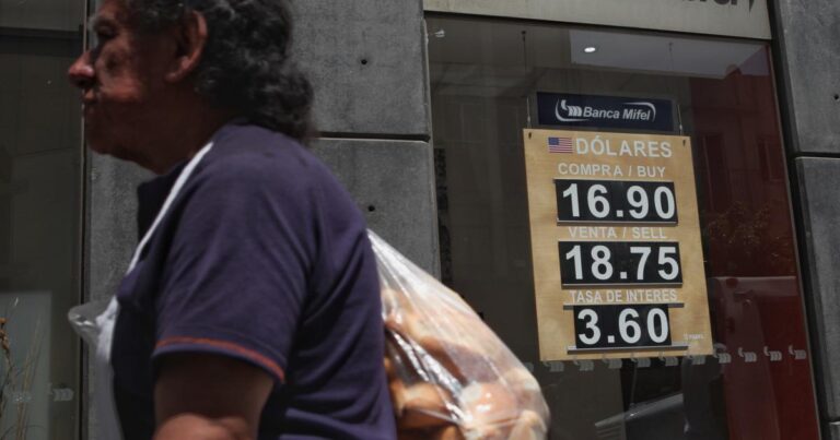 Peso mexicano retrocede tras desaceleración del PIB trimestral