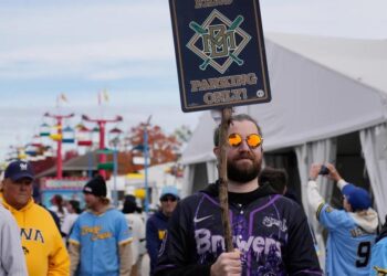 Milwaukee celebra el primer título de Serie Mundial de los Brewers en 44 años