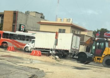SOCAVÓN EN LA ZONA HOTELERA: Queda atrapado un camión en el bulevar Kukulcán