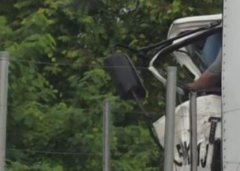 UNA PERSONA SIN VIDA: Tractocamión se impacta contra barrera en carretera a Playa del Carmen 7 UNA PERSONA SIN VIDA: Tractocamión se impacta contra barrera en carretera a Playa del Carmen