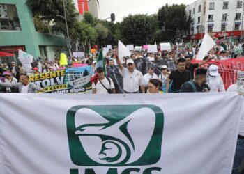 Trabajadores del IMSS rechazan incremento salarial y fuerzan renegociación