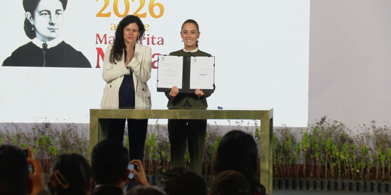 Claudia Sheinbaum firma decreto para retirar contenidos de violencia contra menores
