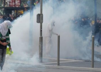 Manifestante pierde una mano por explosión de granada policial en Francia