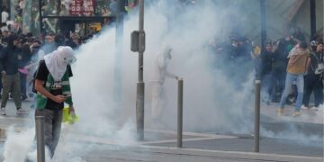 Manifestante pierde una mano por explosión de granada policial en Francia