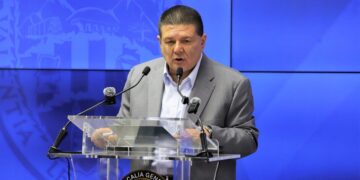 Detienen a exfiscal de Chihuahua por presunto ejercicio ilegal del servicio público