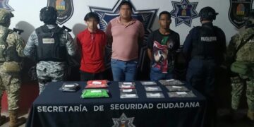 Detienen a tres con presuntas drogas en la avenida Cobá de Cancún