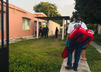 CHETUMAL: Policías fuerzan puerta para rescatar a mujer de 85 años lesionada