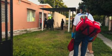 CHETUMAL: Policías fuerzan puerta para rescatar a mujer de 85 años lesionada
