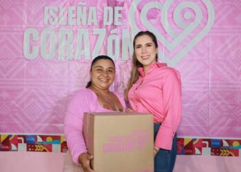 Entrega Atenea Gómez despensas del programa “Isleña de Corazón”