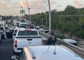 Caos en la vía Playa del Carmen-Cancún por bloqueo de transportistas
