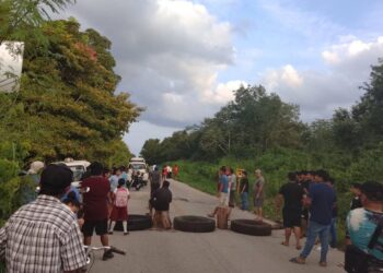 HARTOS DE APAGONES: Bloquean pobladores de Tihosuco la vía FCP-Valladolid