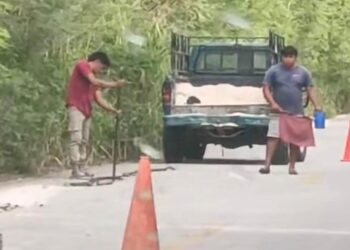 ANTE OMISIÓN DEL ALCALDE: Habitantes de Bacalar reparan caminos por cuenta propia 1 ANTE OMISIÓN DEL ALCALDE: Habitantes de Bacalar reparan caminos por cuenta propia