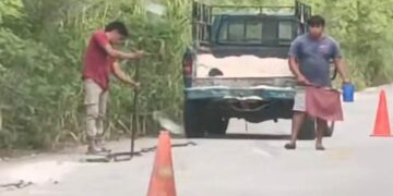 ANTE OMISIÓN DEL ALCALDE: Habitantes de Bacalar reparan caminos por cuenta propia