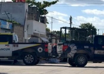 Hallan cuerpo envuelto en lona en Región 235 de Cancún