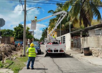 TRAS LLUVIAS: Refuerzan mantenimiento y reparación de alumbrado público en Isla Mujeres