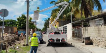 TRAS LLUVIAS: Refuerzan mantenimiento y reparación de alumbrado público en Isla Mujeres