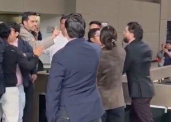 ¡ZAFARRANCHO EN SAN LÁZARO!: Diputado del PRI arroja agua sucia e insulta a Álvarez Máynez (VIDEO)
