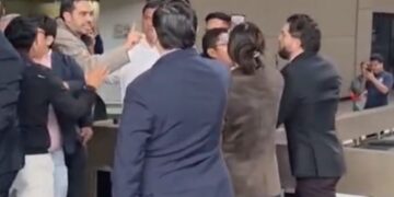 ¡ZAFARRANCHO EN SAN LÁZARO!: Diputado del PRI arroja agua sucia e insulta a Álvarez Máynez (VIDEO)