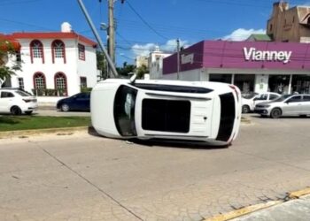 Médico vuelca su vehículo frente al Mercado 28 de Cancún