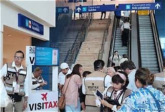 Turista denuncia acoso por VISITAX en aeropuerto de Cancún; piden eliminar impuesto