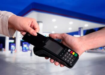 GASOLINERAS Y CASETAS: Brecha digital frenará el cobro obligatorio con tarjeta