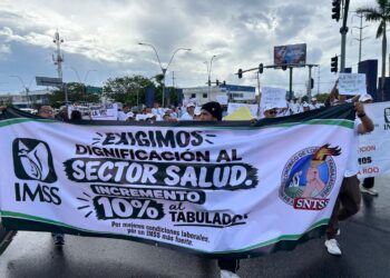 EXIGEN MEJORAS LABORALES: Marchan trabajadores del IMSS en Cancún