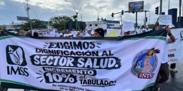 EXIGEN MEJORAS LABORALES: Marchan trabajadores del IMSS en Cancún