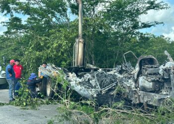 PÉRDIDA TOTAL DE LA CARGA: Tráiler se incendia tras accidente en Leona Vicario