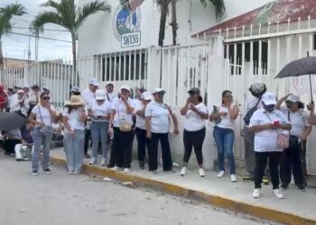 CONTRA EL 2.9%: Realizan marcha silenciosa trabajadores del IMSS en Cancún