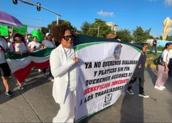 PROTESTA LABORAL: Marchan trabajadores del IMSS en QR; exigen aumento salarial del 10%