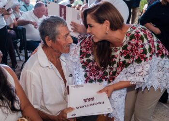 Entregan 460 escrituras a familias de Cancún