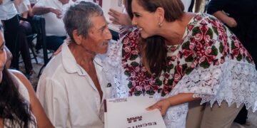 Entregan 460 escrituras a familias de Cancún