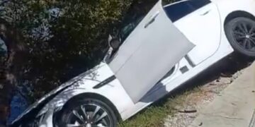 ACCIDENTE EN CANCÚN:  Coche de lujo casi cae a la laguna Nichupté tras chocar en zona hotelera