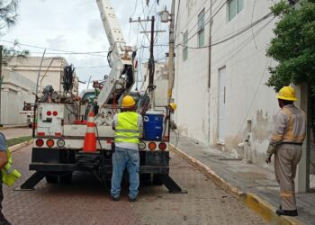 Retirarán al menos 20 postes de luz en el centro de Isla Mujeres