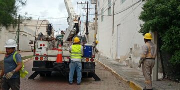 Retirarán al menos 20 postes de luz en el centro de Isla Mujeres
