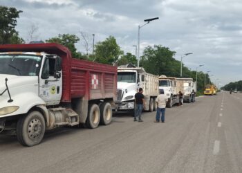Se manifiestan volqueteros frente a oficinas del Tren Maya; negocian aumento de tarifa