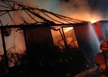 PERDIDA TOTAL: Incendio consume restaurante en la avenida Huayacán 9 PERDIDA TOTAL: Incendio consume restaurante en la avenida Huayacán