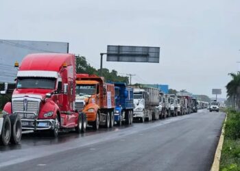 PARO NACIONAL: Generan transportistas de Cancún caos vial en la carretera 307