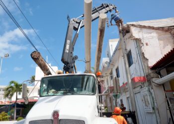 MODERNIZACIÓN URBANA: Retiran postes y cables del Centro de Isla Mujeres por soterramiento eléctrico 10 MODERNIZACIÓN URBANA: Retiran postes y cables del Centro de Isla Mujeres por soterramiento eléctrico