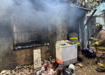POR UNA VELADORA: Se incendia vivienda en la R-228