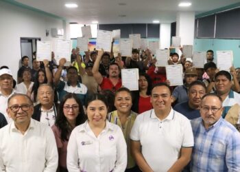 CROC entrega certificados de primaria y secundaria a trabajadores en Cancún