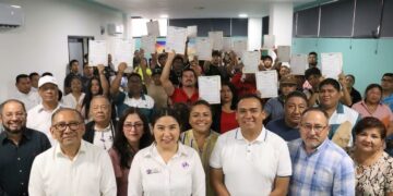 CROC entrega certificados de primaria y secundaria a trabajadores en Cancún